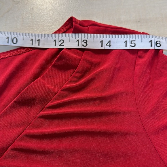 Per Seption flowy v neck tunic sleeves button to fabric. Polyester spandex blend - Picture 6 of 10